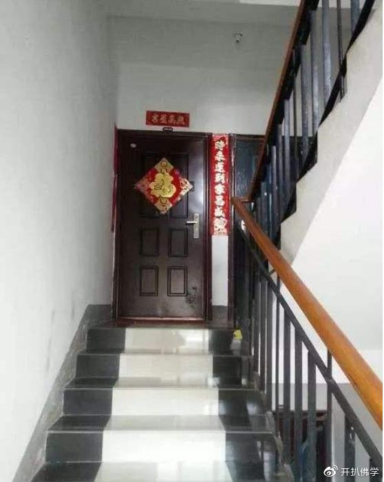 正对楼梯的住房，只要在二层以上，并没有什么危害。不要在意。
