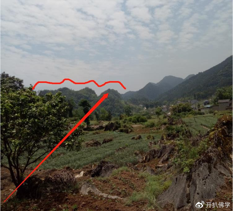 在坟的右边拍摄坟前所对山头